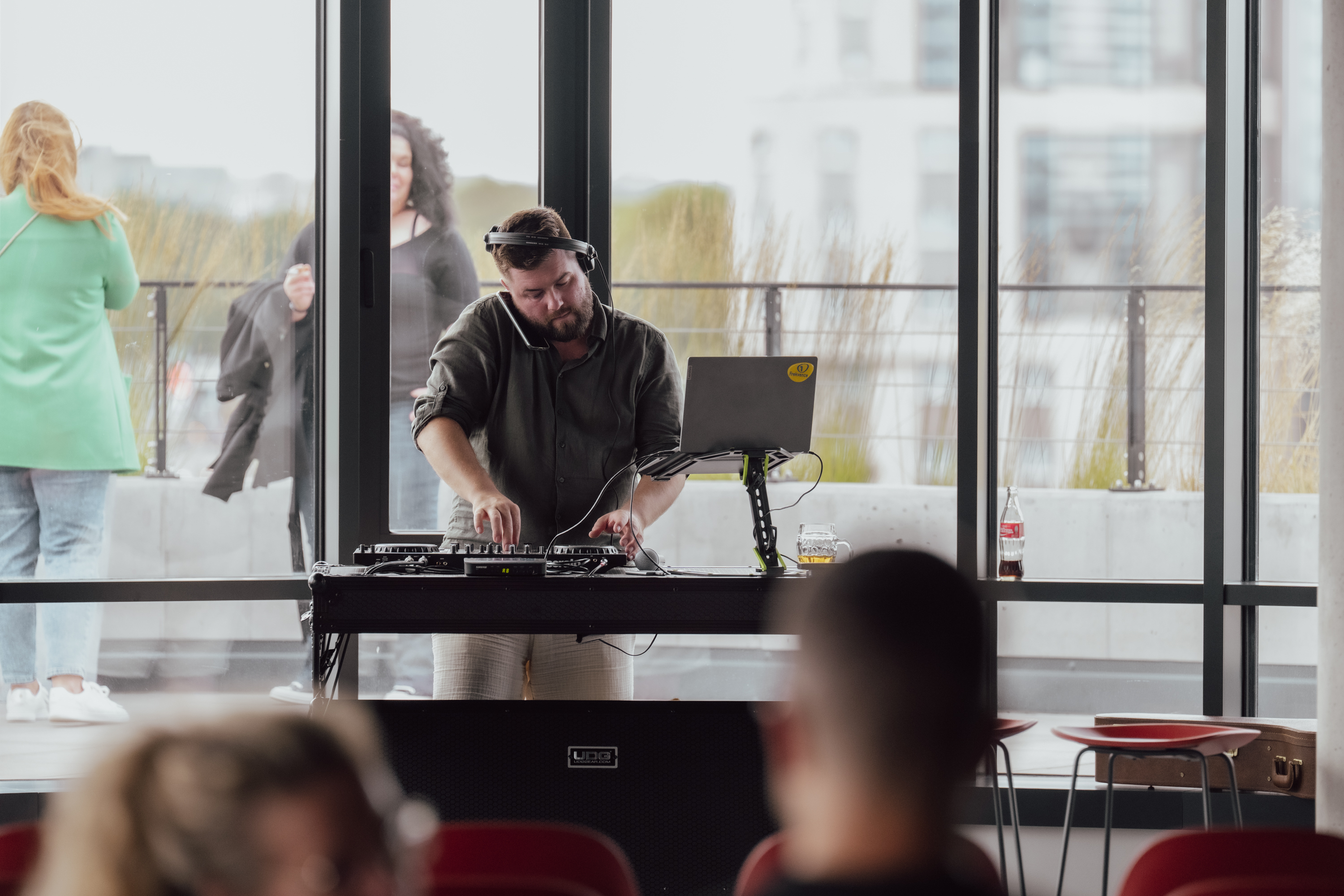 Level9 atypické prostory pro event, zpěv, lidé